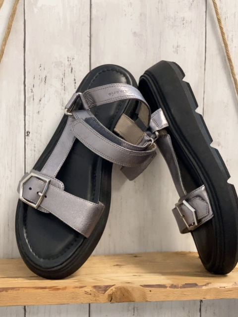 Tamaris  Sandalen  Gr. 40  silber Riemen schwarze dicke Sohle 