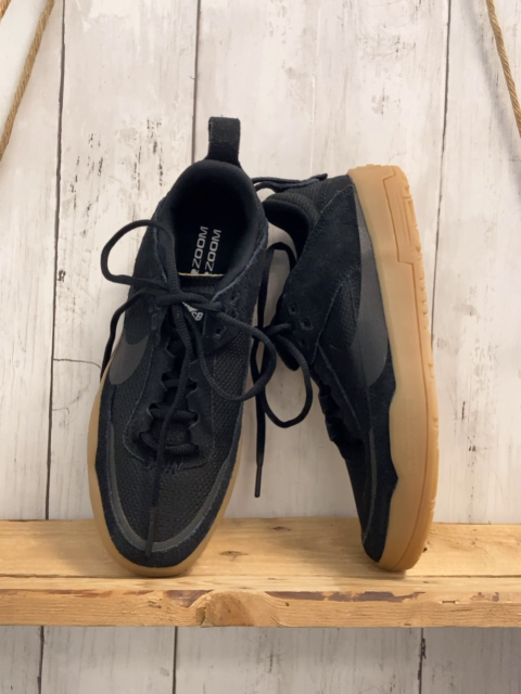 neu Nike  Schuhe  Gr. 36  schwarz sand Sohle 