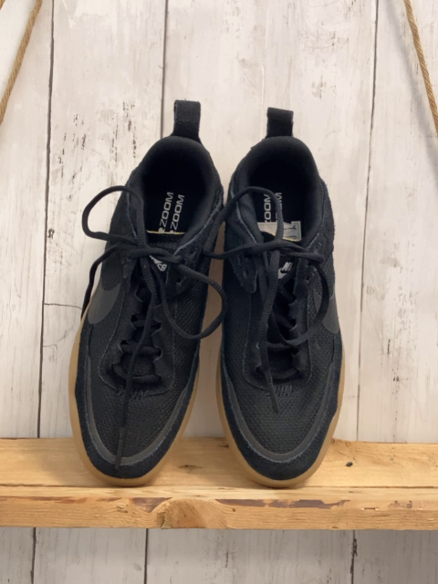 neu Nike  Schuhe  Gr. 36  schwarz sand Sohle 