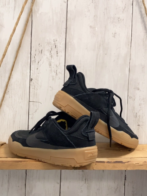 neu Nike  Schuhe  Gr. 36  schwarz sand Sohle 