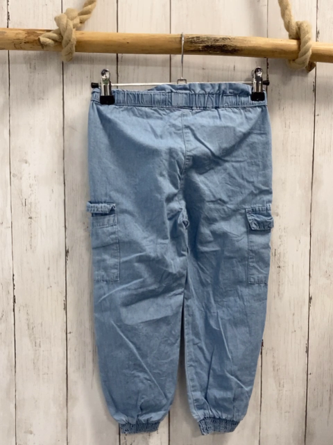   Hose  Gr. 104  hellblau Jeans aufgesetzte Taschen Gummizugbund 