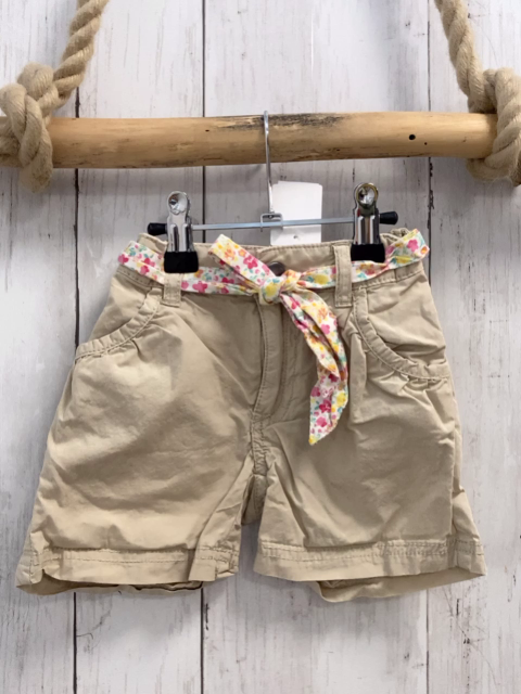 H&M  Shorts  Gr. 104  beige weißer Blumengürtel 