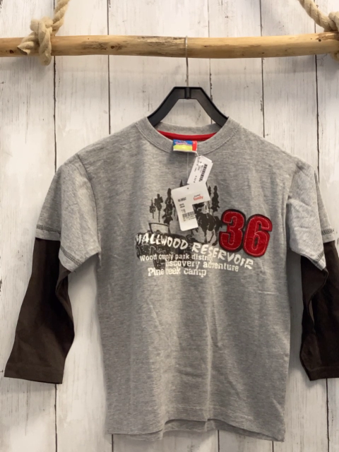 neu  Langarmshirt  Gr. 116  grau Hirsch Bäume Schrift dunkelbraune Ärmel 
