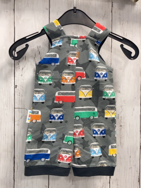 neu Babauba  Latzshorts  Gr. 62  grau bunte VW-Busse 