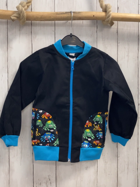 neu Babauba Sweatjacke Gr. 110  schwarz hellblauer Bund bunte Spinnen