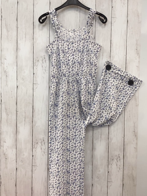   Kurzoverall Gr. 140  weiß Struktur hellblaue Blumen