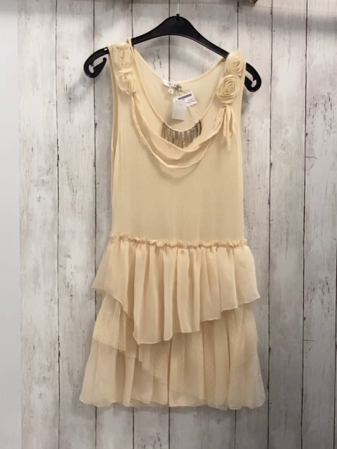 neu Forla Paris  Kleid Gr. M beige Rüschen Ausschnitt mit zahnförmigen Steinen 
