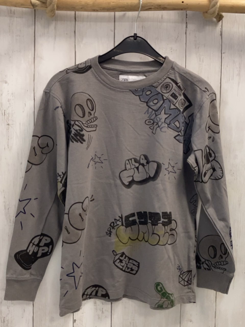 Zara  Langarmshirt  Gr. 140  hellgrau Totenschädel Schrift kappen ua 