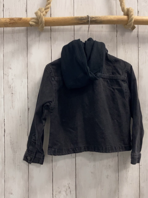 Kiabi  Hemd  Gr. 110  dunkelgrau Jeans mit schwarzer Kapuze 