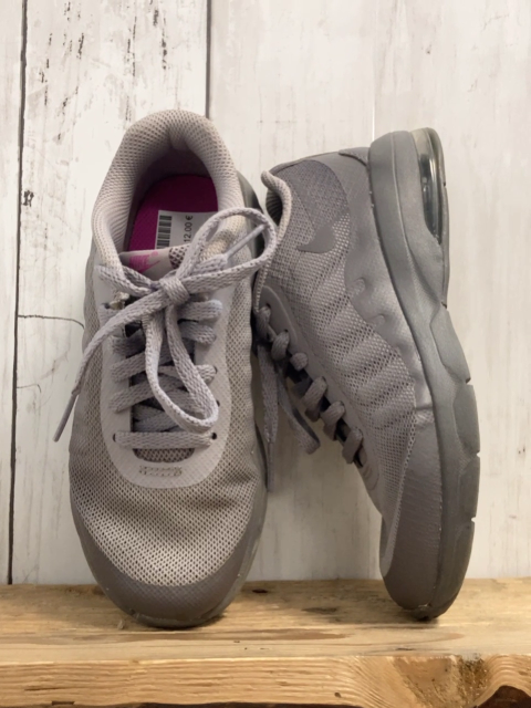 Nike  Schuhe  Gr. 28,5  grau hellgrau lila Logo