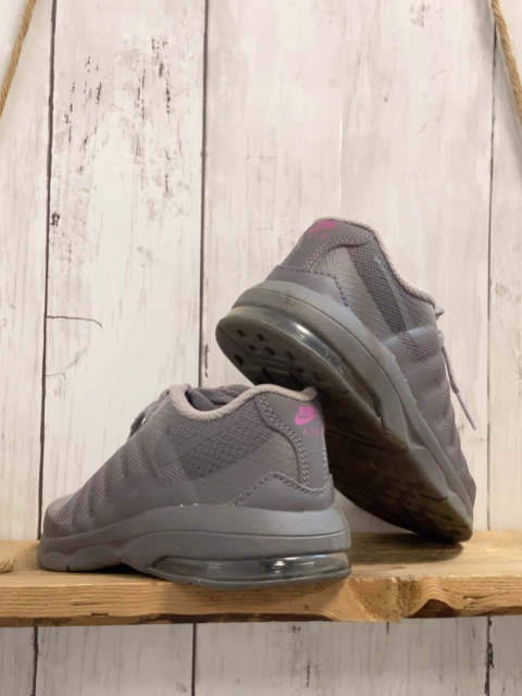 Nike  Schuhe  Gr. 28,5  grau hellgrau lila Logo