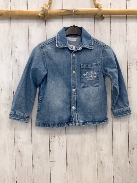 Zara  Hemd  Gr. 122  hellblau Jeans weiße Schrift 