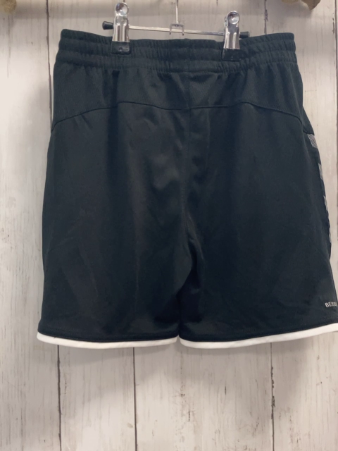 Hummel Sportshorts Gr. 140  schwarz weiße Pfeile + Schrift