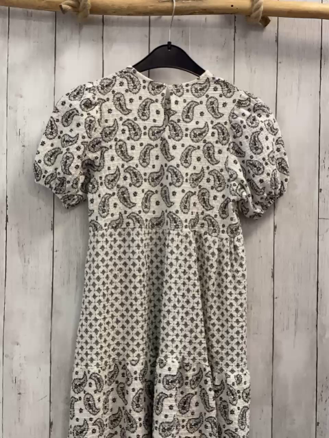 Zara  Kleid  Gr. 140  weiß schwarzer Druck Struktur 