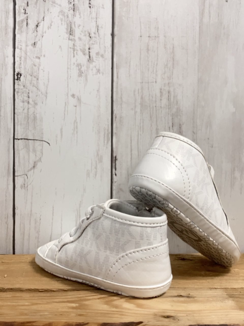 Michael Kors  Babyschühchen Gr. 18  weiß hellgraue Buchstabe MK