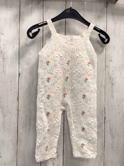 Zara  Latzhose  Gr. 74  weiß Strick Lochmuster Blumen 