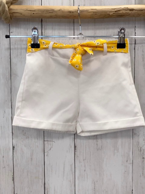   Shorts  Gr. 104  weiiß mit gelbem Blumengürtel 