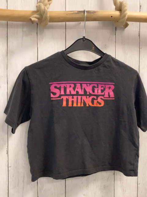 H&M T-Shirt Gr. 134  grau bunte Schrift Stranger Things kurz geschnitten