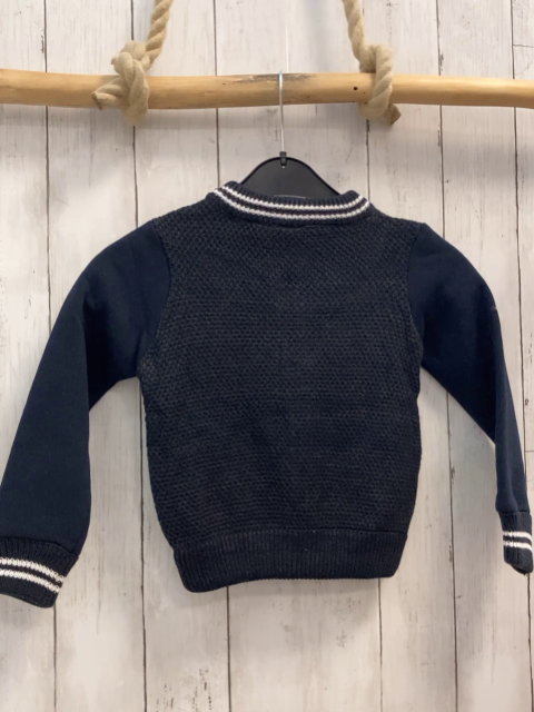 Tape à l´ oeil  Strick-Sweatjacke  Gr. 104  dunkelglau weißer Streifenbund rotes Plüsch "M" 