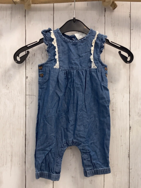   Jumpsuit  Gr. 62  blau Jeans weißer Häkelborte 