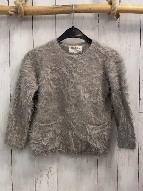 Zara  Strickjacke  Gr. 116  grau flusig 