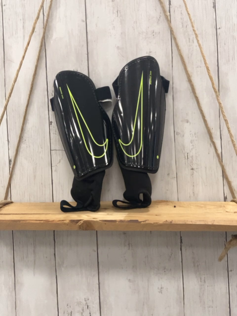 neu Nike  Schienbeinschoner  schwarz hellgrüner Bund 