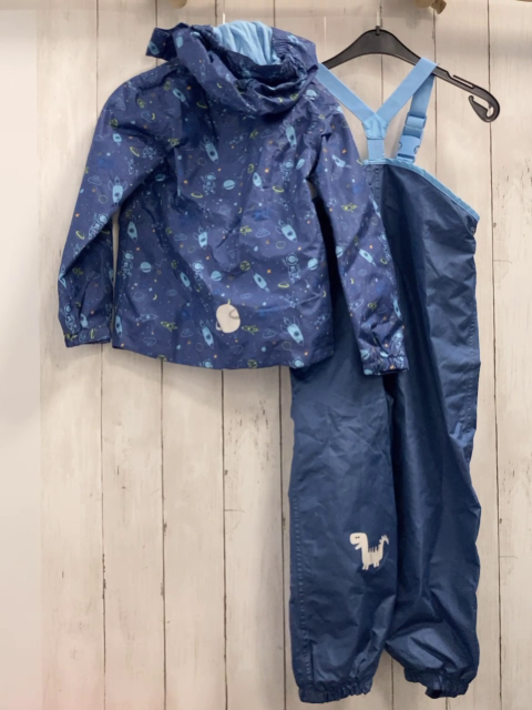 2tlg  Regenanzug  Gr. 110  blau hellblau Raketen Sterne ua