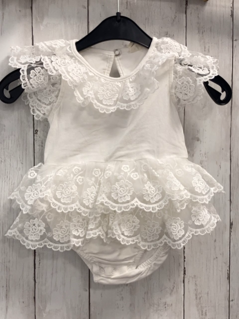  Playsuit Gr. 74  weiß Rüsschen Stickerei