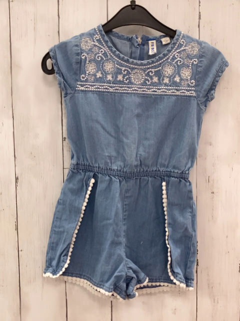 Friboo  Playsuit  Gr. 98  blau Jeans weiße Strickerei weißer Bommelbund 