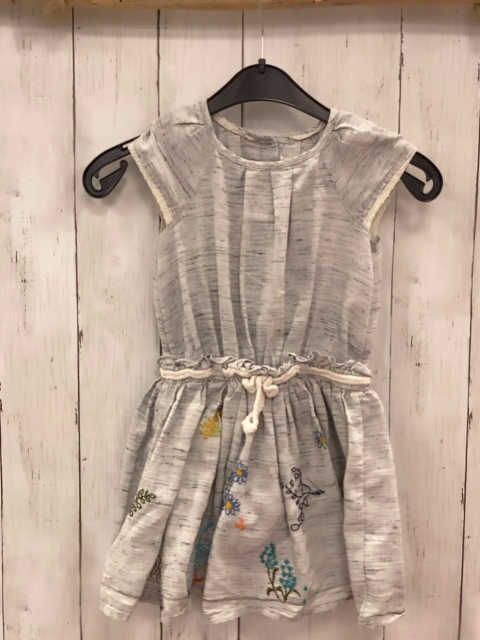 Next  Kleid  Gr. 98  hellgrau grau meliert Rock mit gestickten Blumen 