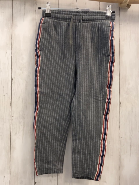   Hose  Gr. 116  grau hellgraue Streifen blau rot weiß gestreifter Seitenstreifen 