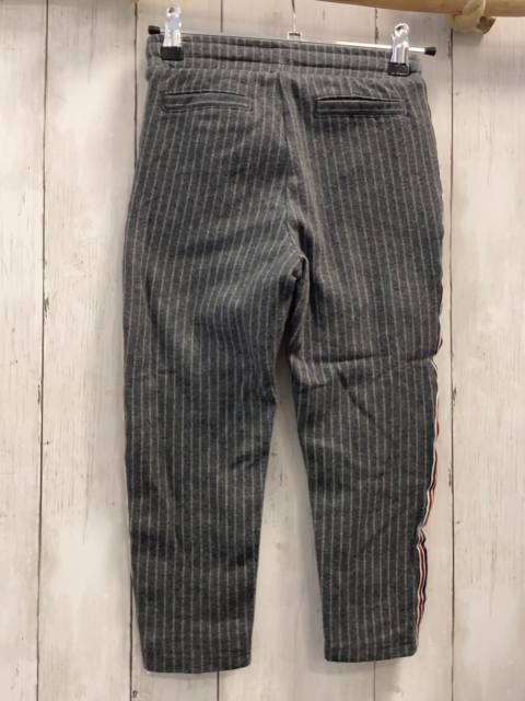   Hose  Gr. 116  grau hellgraue Streifen blau rot weiß gestreifter Seitenstreifen 