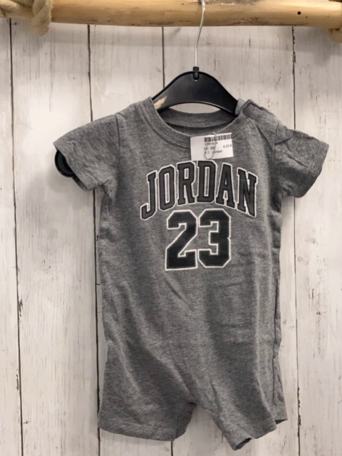 Jordan  Playsuit  Gr. 68  grau Schrift Jordan 
