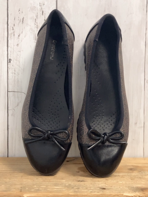   Schuhe Gr. 38  grau mit ocker Druck + schwarz mit Schleife 