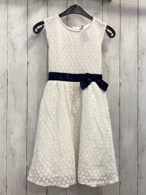   Kleid  Gr. 140  weiß zweilagig Blumenstickerei blaues Gürtelband mit Schleife 