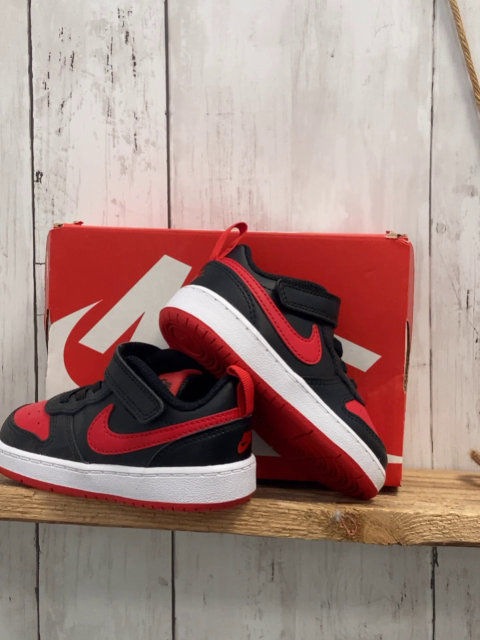 Nike  Schuhe  Gr. 22  schwarz rotes Label weiße Sohle 