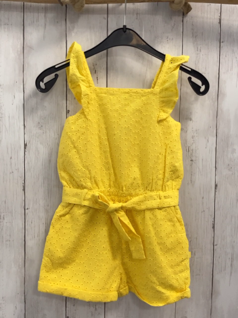 Okaidi  Playsuit  Gr. 110  gelb Lochstickerei Gürtelband 