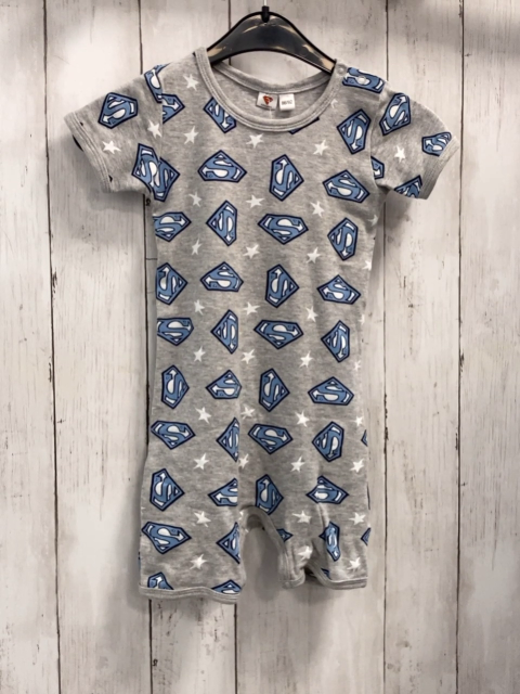   Playsuit Gr. 86  grau hellblau weißer Supermandruck weiße Sterne 