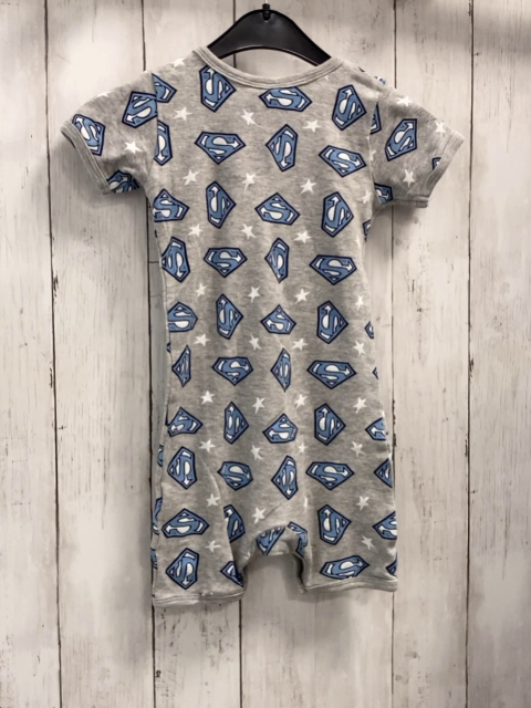   Playsuit Gr. 86  grau hellblau weißer Supermandruck weiße Sterne 