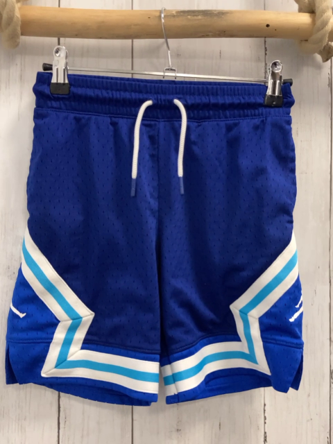 Jordan  Sportshorts  Gr. 128  blau mit Lochmuster + weiß hellblaue Streifen weiße Kordel 
