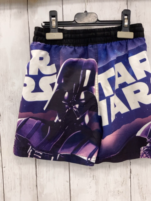   Badeshorts  Gr. 128  lila Sar Wars Trooper weiße Schrift schwarzer Bund 