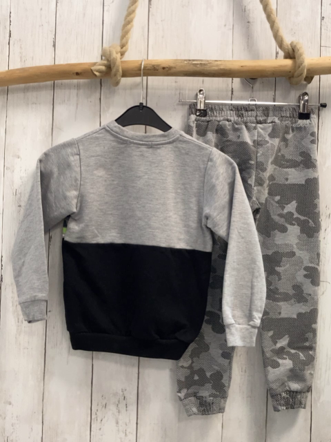 2tlg  Pullover + Jogginghose  Gr. 110  hellgrau grau mit Punkten + schwraz hellgrüne Schrift 