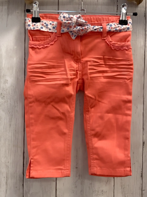  Caprihose Gr. 104  aprikit weißes Gürtelband Blumen Bund verstellbar