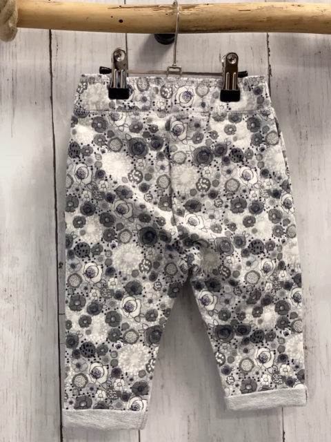   Jogginghose  Gr. 74   hellgrau weiß graue Blumen