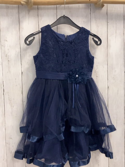   Kleid  Gr. 116  blau Oberteil mit Häkelei Gürtelband mit RosetteTüllrüschen  