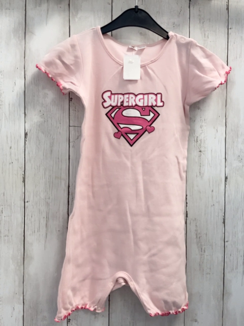   Playsuit Gr. 98  rosa pink weiße Schrift Supergirl