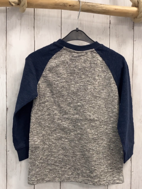 neu  Langarmshirt  Gr. 110  grau meliert mit Zahl und Schrift blaue Ärmel 