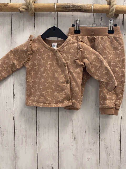 2tlg  Pullover + Jogginghose  Gr. 68  hellbraun creme Schleifen Rüschen an den Schultern 