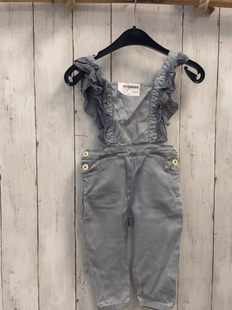 Zara  Latzhose  Gr. 86  hellgrau Jeans Rüschen an den Trägern 