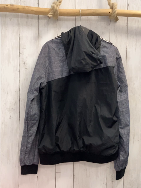   Jacke  Gr. 146/152  schwarz + grau hellgrau meliert hellgrüner bund schwarzes Band mit weißer Schrift 